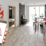 Imagem representativa de aluguel de apartamento via plataforma digital, ilustrando a nova regra da Reforma Tributária que equipara a tributação do Airbnb à de hotéis.