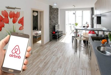 Aluguel de temporada pelo Airbnb vai ser tributado como hotel pela Reforma Tributária Imagem representativa de aluguel de apartamento via plataforma digital, ilustrando a nova regra da Reforma Tributária que equipara a tributação do Airbnb à de hotéis.
