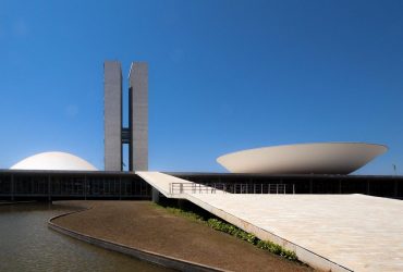 O que o Brasil pode aprender com a experiência da Romênia no Split Payment Vista de Brasília ilustrando comparação entre Brasil e Romênia no Split Payment tributário