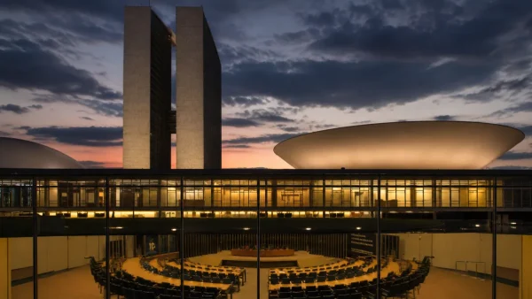 MP do Imposto Seletivo escorrega para agosto — e o calendário constitucional começa a apertar