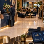 Hotel com recepção e hóspedes representa o regime específico de IBS e CBS com redução de 40% para a hotelaria