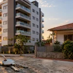 Casa e apartamento ilustram a redução de 50% nas alíquotas de IBS e CBS em vendas imobiliárias tributadas pela Reforma Tributária
