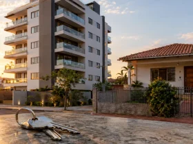 Qual é a alíquota do IBS e da CBS na venda de um imóvel? Casa e apartamento ilustram a redução de 50% nas alíquotas de IBS e CBS em vendas imobiliárias tributadas pela Reforma Tributária