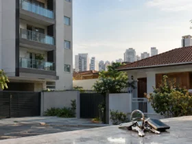 Nova tributação imobiliária prevê redução de 70% nas alíquotas de IBS e CBS sobre aluguéis Imóveis residenciais e comerciais ilustram a redução de 70% nas alíquotas de IBS e CBS aplicáveis à locação na Reforma Tributária