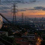 Linhas de transmissão de energia elétrica ilustram consultas da Aneel sobre tarifas, CBS e fim do PIS/Cofins em 2027