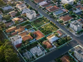 Vista de imóveis urbanos representando a integração do Cadastro Imobiliário Brasileiro com o cadastro municipal do IPTU