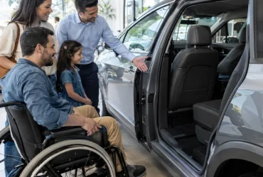 Automóvel novo em concessionária ilustra regras de IBS e CBS para compra por pessoa com deficiência ou transtorno do espectro autista