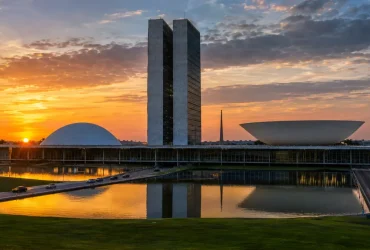 Congresso Nacional em Brasília ilustra discussão sobre alíquota da CBS de 11,3% calculada pelo TCU para 2027