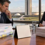 Calendário e documentos financeiros ilustram prazos de 30 de outubro e 15 de dezembro para definição da CBS de 2027
