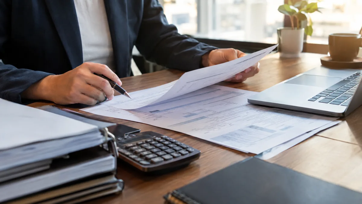 cClassTrib na Reforma Tributária: como escolher o código e evitar rejeição da NF-e Profissional de contabilidade verifica classificação cClassTrib e CST para evitar rejeições na NF-e com IBS e CBS