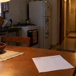 Conta de energia elétrica em residência brasileira e propostas da Aneel para adaptação de contratos à Reforma Tributária em 2027