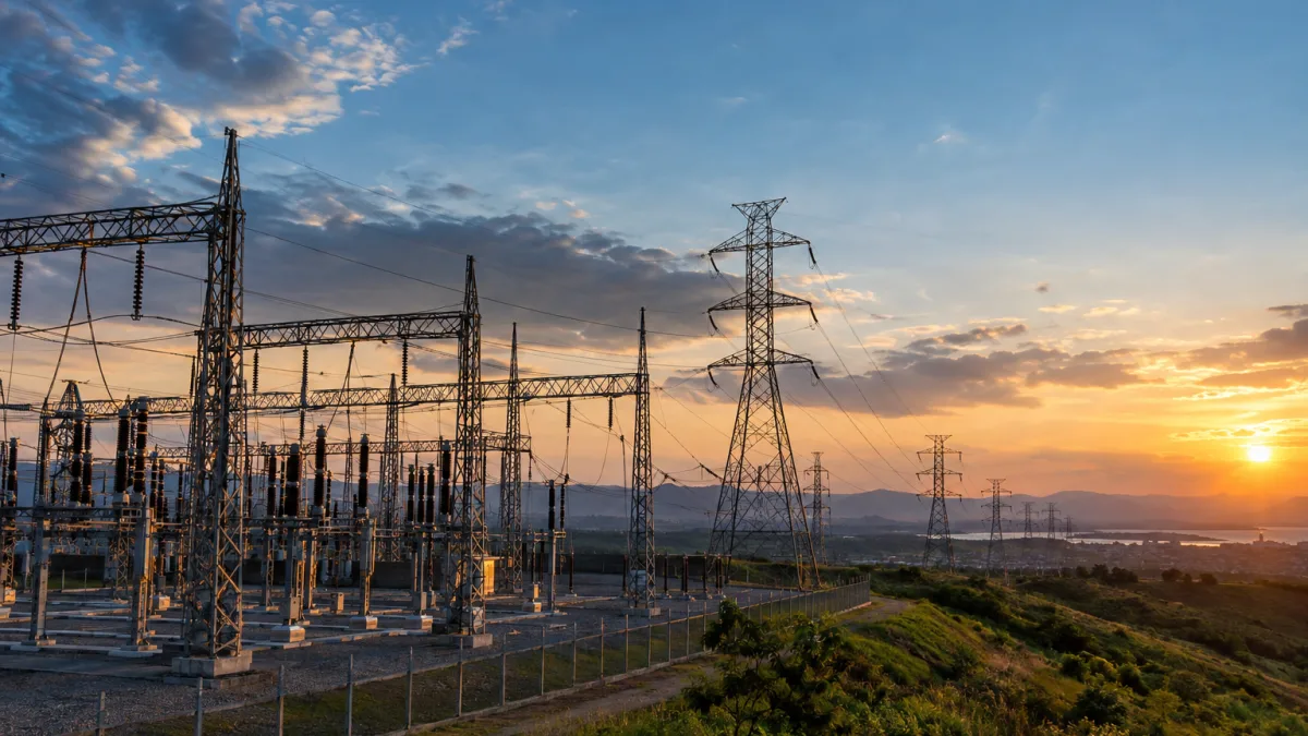 Contratos antigos de energia terão redução de 3,65% ou 9,25% com o fim do PIS e da Cofins? Torres de energia representam proposta da Aneel de redução de 3,65% ou 9,25% em contratos regulados antigos em 2027