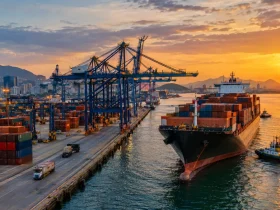 Porto brasileiro com mercadorias destinadas à exportação ilustra a regra de não incidência do Imposto Seletivo e a exceção da extração mineral