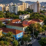 Vista de bairro residencial brasileiro com casas e prédios de diferentes padrões