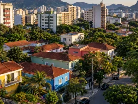 Vista de bairro residencial brasileiro com casas e prédios de diferentes padrões