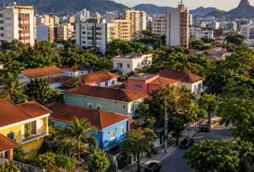 Vista de bairro residencial brasileiro com casas e prédios de diferentes padrões
