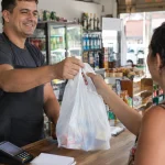 Microempreendedor individual atende consumidor em comércio e avalia novas regras para uso da DASN-SIMEI como documento fiscal eletrônico