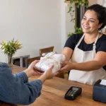 Microempreendedor individual atende consumidor final em pequeno comércio enquanto governo anuncia dispensa de nota fiscal para pessoa física em 2027