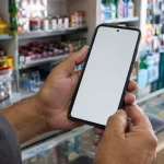 Microempreendedor consulta mensagem de WhatsApp sobre perdão das dívidas federais do MEI a partir de 2027