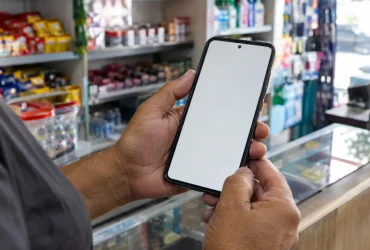 Microempreendedor consulta mensagem de WhatsApp sobre perdão das dívidas federais do MEI a partir de 2027