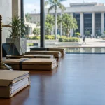Documentos de contrato público e balança ilustram o reequilíbrio econômico-financeiro por impacto do IBS e da CBS em 2027