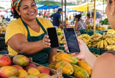 Comerciante recebe pagamento por Pix pelo celular em feira livre brasileira